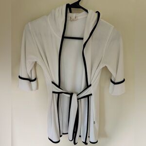 Kyte BABY Hooded Robe in Cloud with Midnight Trim, EUC